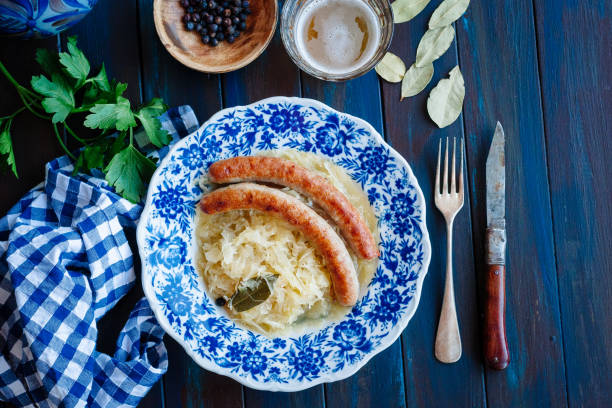 salchicha bratwurst con col fermentada en salmuera - cabbage close up food fork fotografías e imágenes de stock