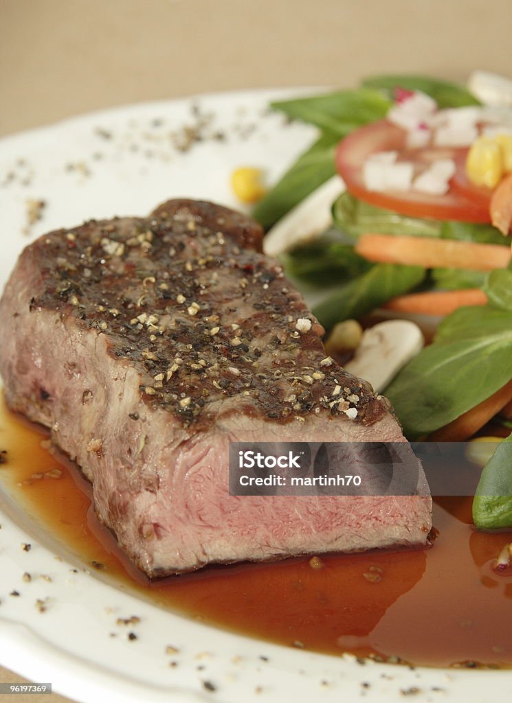 Steak grillé et salade - Photo de Aliment libre de droits