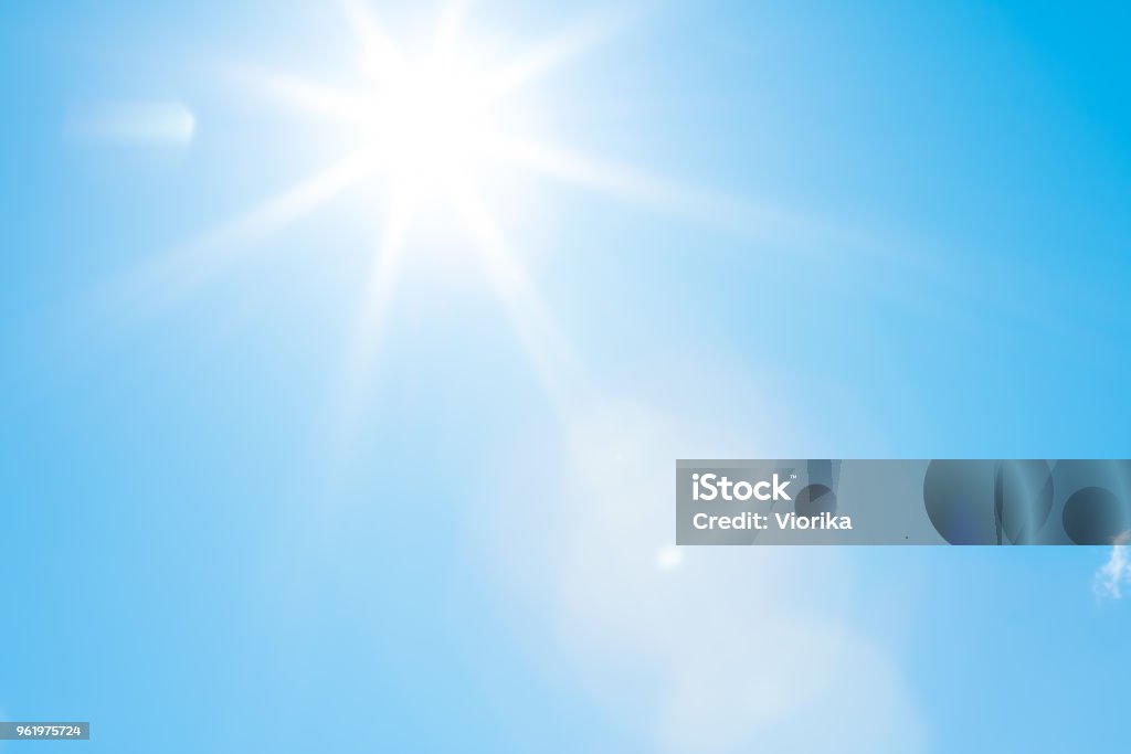 Sol em um céu azul - 50 megapixels - Foto de stock de Céu - Fenômeno natural royalty-free