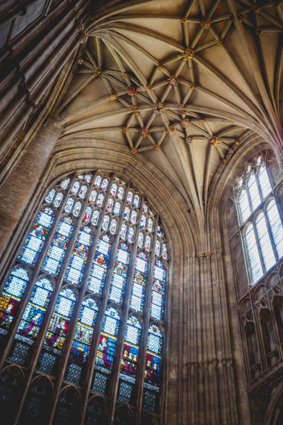 detalhe da compartimentação de fã de cruzamento com vitrais decorados na catedral. - fan vaulting - fotografias e filmes do acervo