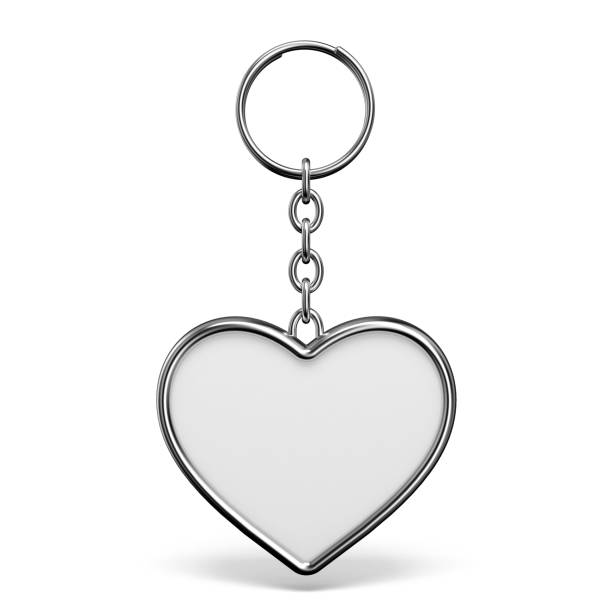 baratija del metal blanco con un anillo para un corazón clave de la forma 3d - pendant fotografías e imágenes de stock