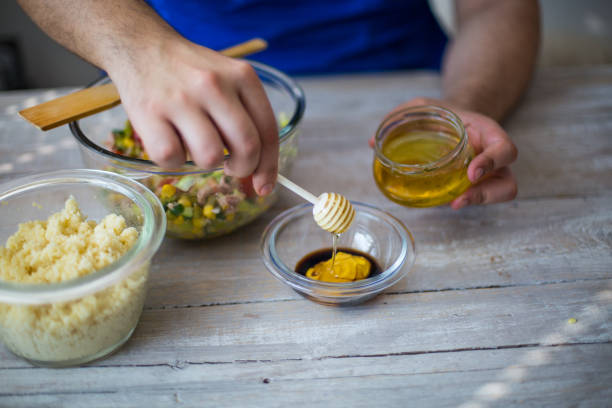 젊은 요리사 꿀 겨자 드레싱 만들기 - vinegar salad dressing cooking oil olive oil 뉴스 사진 이미지