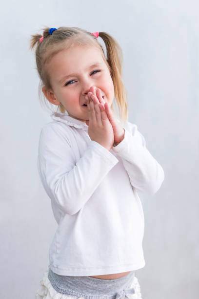 istock Child folded his hands at the chin 962008360