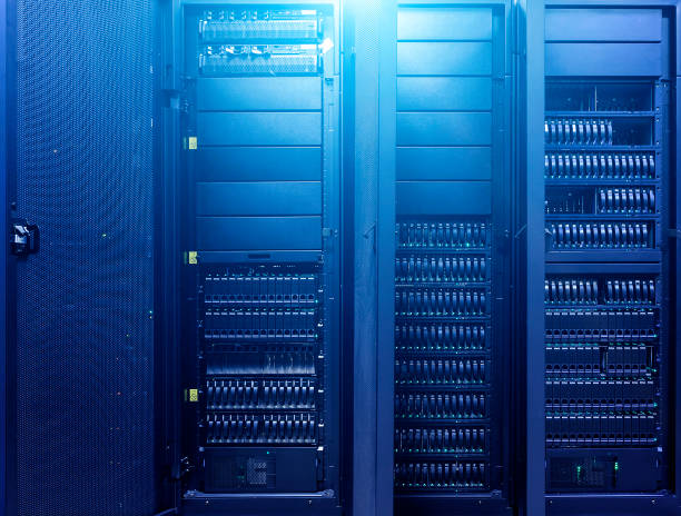 фон компьютерного кабинета центра обработки данных. технологии фон. большие данные темная серверная комната с ярко-голубым оборудованием - network server computer tower rack стоковые фото и изображения