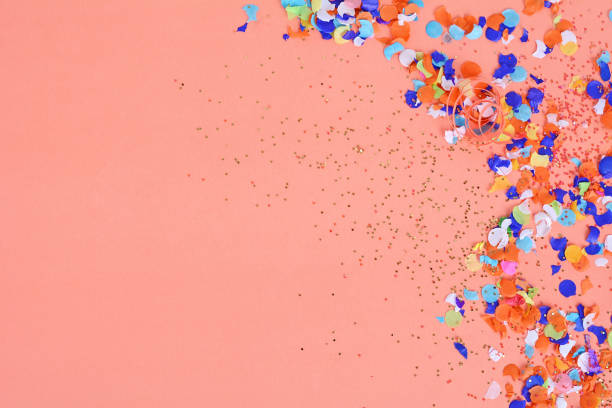 vista superior de fiesta colorido confeti de fondo - birthday favors fotografías e imágenes de stock