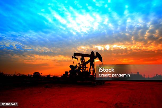 La Bomba De Aceite Equipo Industrial Foto de stock y más banco de imágenes de Industria petrolera - Industria petrolera, Aire libre, Azul