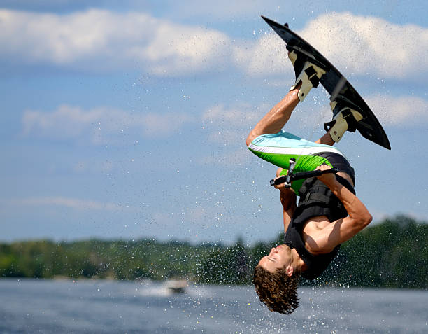 wakeboarding flip - wakeboarding waterskiing water sport stunt zdjęcia i obrazy z banku zdjęć