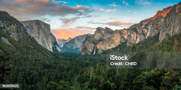 Panorama Des Yosemite Valley Bei Sonnenuntergang Stockfoto und mehr Bilder von Yosemite-Nationalpark - Yosemite-Nationalpark, Berg, Landschaft