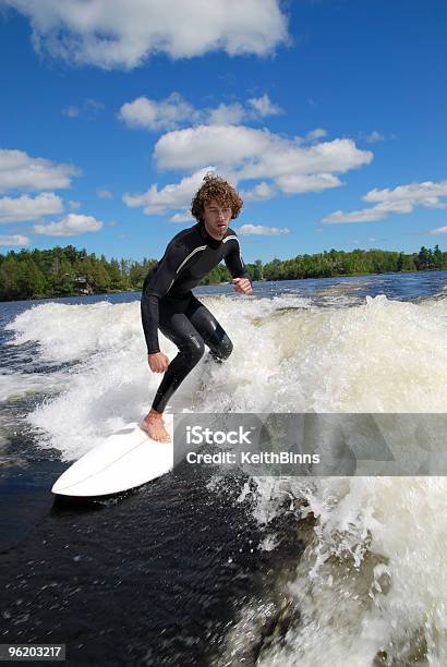 Surferka - zdjęcia stockowe i więcej obrazów Brzeg jeziora - Brzeg jeziora, Brzeg wody, Chmura