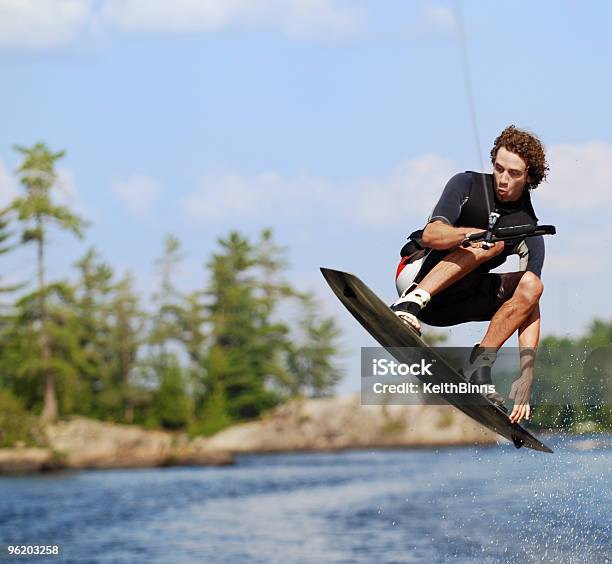 Wakeboarding Salta - Fotografie stock e altre immagini di Acqua - Acqua, Acrobazia, Adulto