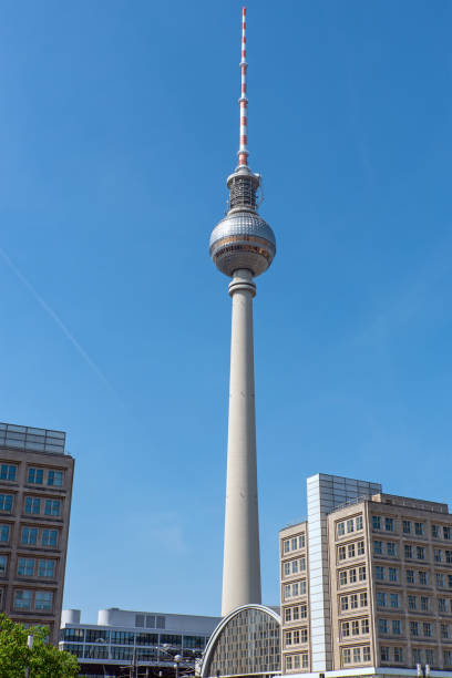 der fernsehturm, das berühmteste wahrzeichen berlins - plattenbau berlin germany east germany office building stock-fotos und bilder