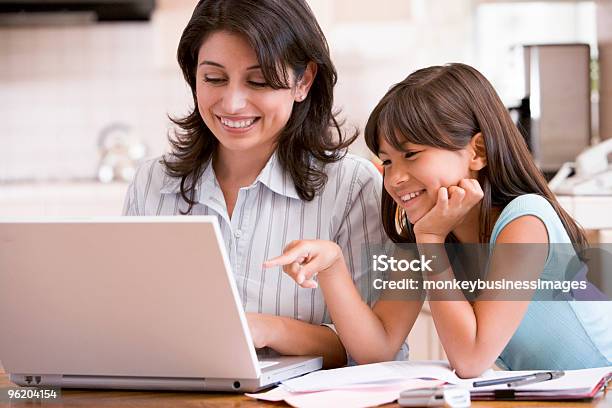 Frau Und Junge Mädchen In Küche Mit Laptop Stockfoto und mehr Bilder von Mutter - Mutter, Kind, Laptop