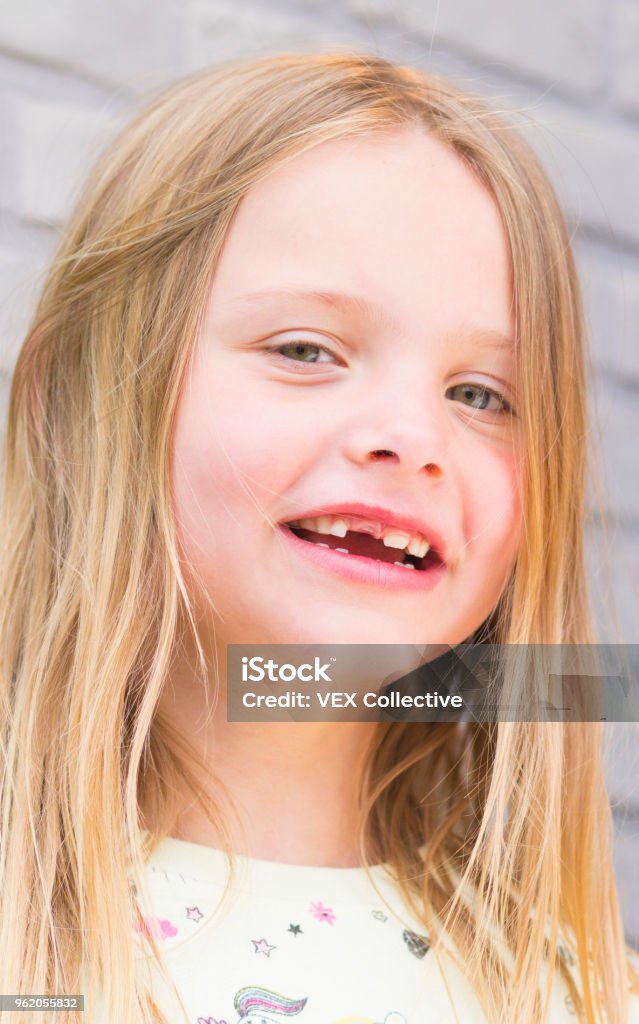 Ritratto Vibrante Di Una Bambina Di 7 Anni - Fotografie stock e altre  immagini di 6-7 anni - 6-7 anni, Allegro, Ambientazione esterna - iStock