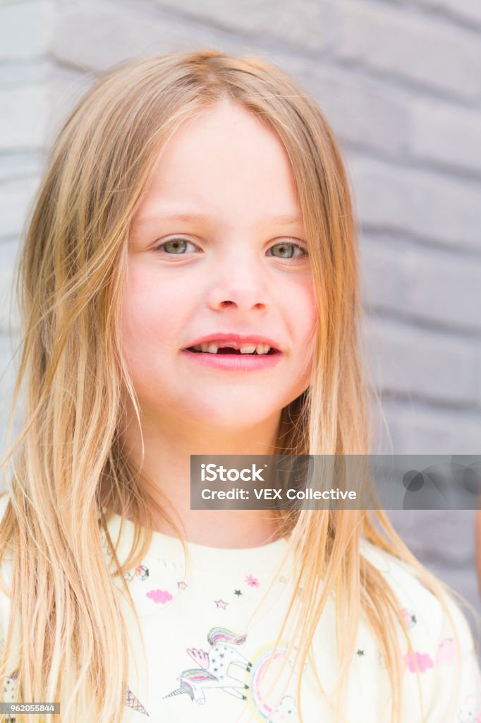 Ritratto Vibrante Di Una Bambina Di 7 Anni - Fotografie stock e altre  immagini di 6-7 anni - 6-7 anni, Allegro, Ambientazione esterna - iStock
