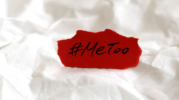 un papel rojo con # metoo en el fondo blanco. #metoo como un nuevo movimiento. - me too movimiento social fotografías e imágenes de stock