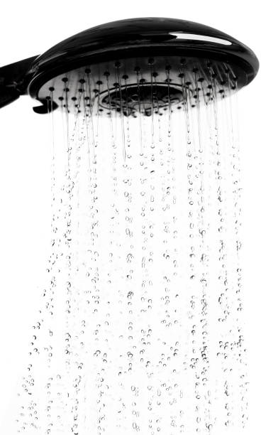 gotas de água do chuveiro no banheiro sobre fundo branco, stop motion - stop action - fotografias e filmes do acervo