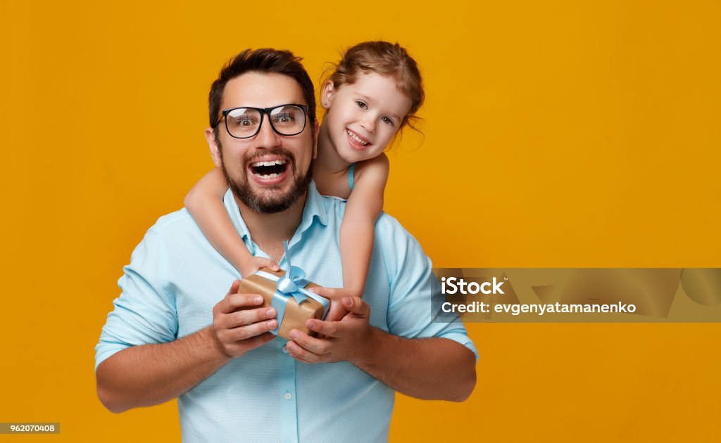 heureuse fête des pères ! mignon père et fille étreindre sur fond jaune - Photo de Père libre de droits