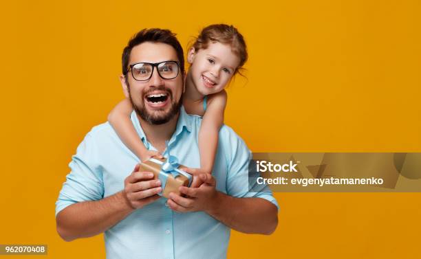 Buona Festa Del Papà Simpatico Papà E Figlia Abbracciando Su Sfondo Giallo - Fotografie stock e altre immagini di Padre