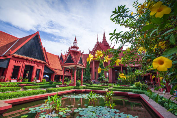 une architecture traditionnelle khmère et belle cour du musée national du cambodge. ville de phnom penh, cambodge. - khmer photos et images de collection