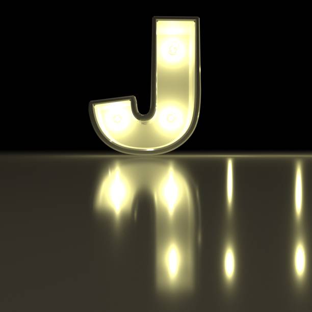 리플렉션 사용 하 여 문자 j 폰트입니다. 전구 빛 편지 알파벳입니다. 검은 배경에 자본 기호입니다. 3 차원 렌더링 - letter j alphabet metal three dimensional shape 뉴스 사진 이미지