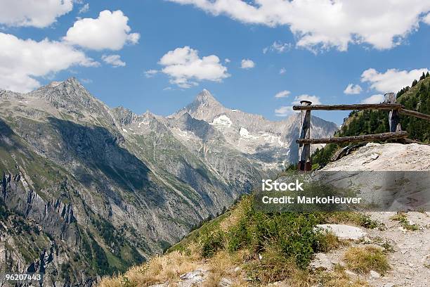 El Pico De La Montaña Los Alpes Suizos Foto de stock y más banco de imágenes de Aire libre - Aire libre, Alpes Bernese, Alpes Europeos