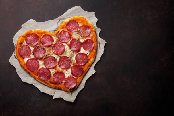 corazón en forma de pizza con pepperoni - sausage shaped fotografías e imágenes de stock