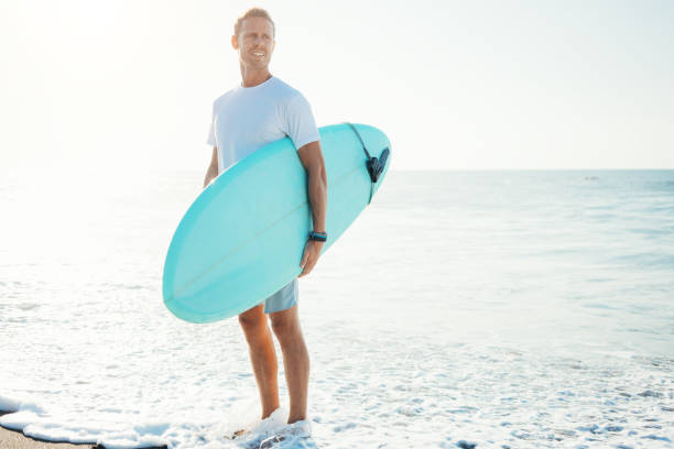 retrato de surfista com uma prancha de surf na praia - wave salt surf sea - fotografias e filmes do acervo