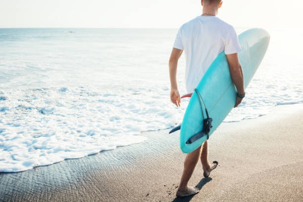 andar com uma prancha de surf na praia de surfista - wave salt surf sea - fotografias e filmes do acervo