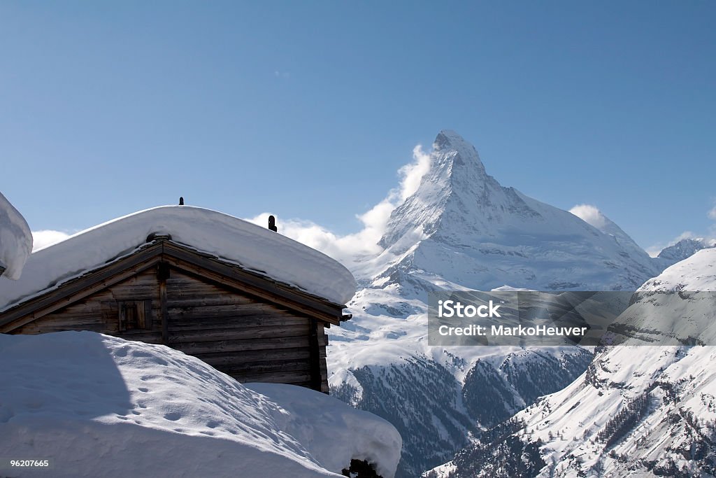 Stile chalet svizzero con il Cervino sullo sfondo - Foto stock royalty-free di Zermatt