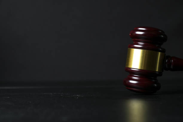 judge gavel on black wooden background - gavel judge human hand court imagens e fotografias de stock