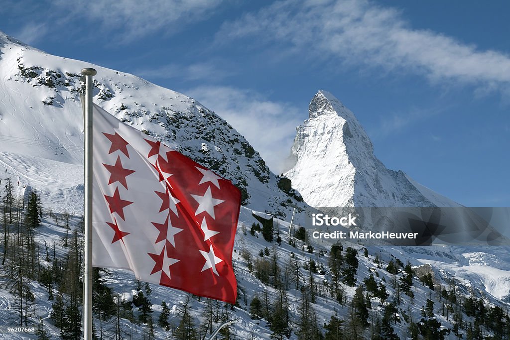 Bandera de Wallis y de Valais con Matterhorn en el fondo - Foto de stock de Matterhorn libre de derechos