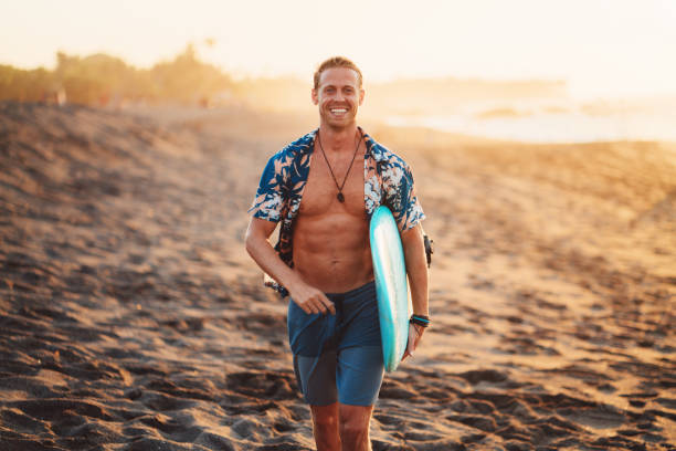 retrato de surfista com uma prancha de surf na praia - wave salt surf sea - fotografias e filmes do acervo