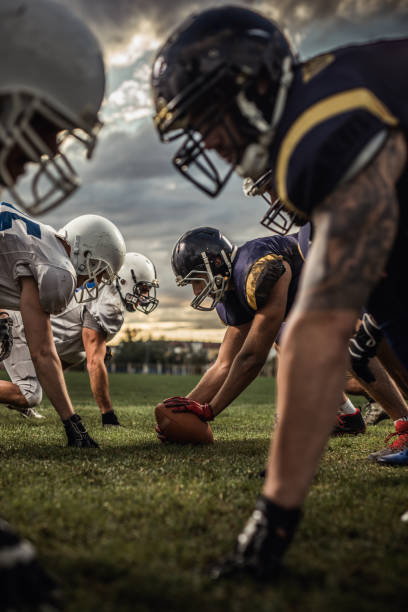 jugadores de fútbol americano en un comienzo del partido. - beginning of life fotografías e imágenes de stock