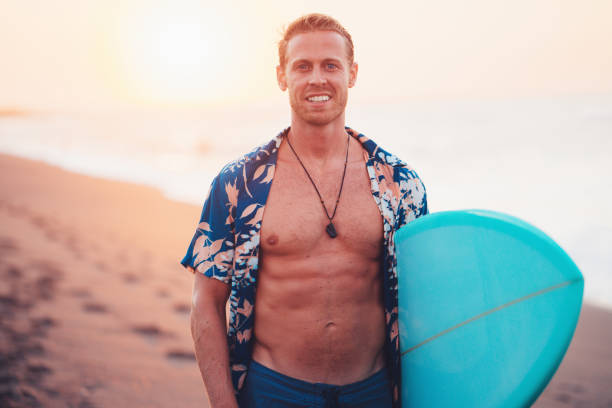 retrato de surfista com uma prancha de surf na praia - wave salt surf sea - fotografias e filmes do acervo