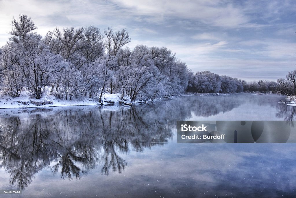 冬の森林川 - カラー画像のロイヤリティフリーストックフォト