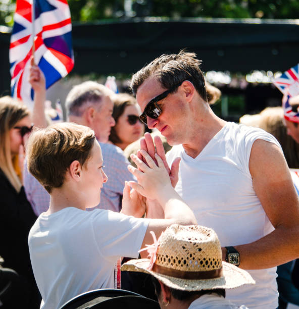 королевская атмосфера свадьбы в виндзоре мальчик дает пять - nobility wedding crowd british flag стоковые фото и изображения