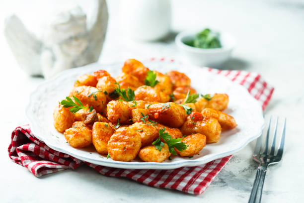 gnocchi in tomaten-sauce - kartoffelknödel essen stock-fotos und bilder