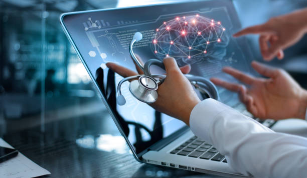 의학 의사 팀 회 및 분석입니다. 진단 검사 뇌 테스트 결과 노트북에서 현대 가상 화면 인터페이스와 청진 기 손에, 의료 기술 네트워크 연결 개념. - 신경외과 뉴스 사진 이미지