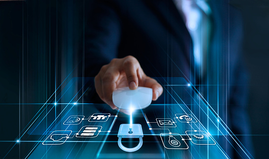 Concepto de protección de datos. GDPR. UE. Seguridad cibernética. Hombre de negocios utilizando ratón ordenador con candado icono y internet tecnología red sobre fondo azul. photo