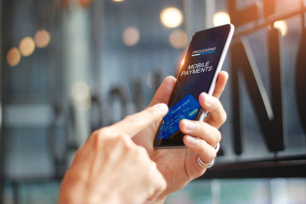 homme à l’aide de paiements mobiles en ligne shopping carte rlan sur écran, fond de café. tout sur l’écran et de carte de crédit sont de conception vers le haut. - digital wallet photos et images de collection