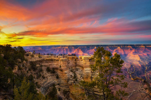 sonnenuntergang über dem südlichen rand des grand canyon vom mather point - panoramic canyon arizona scenics stock-fotos und bilder