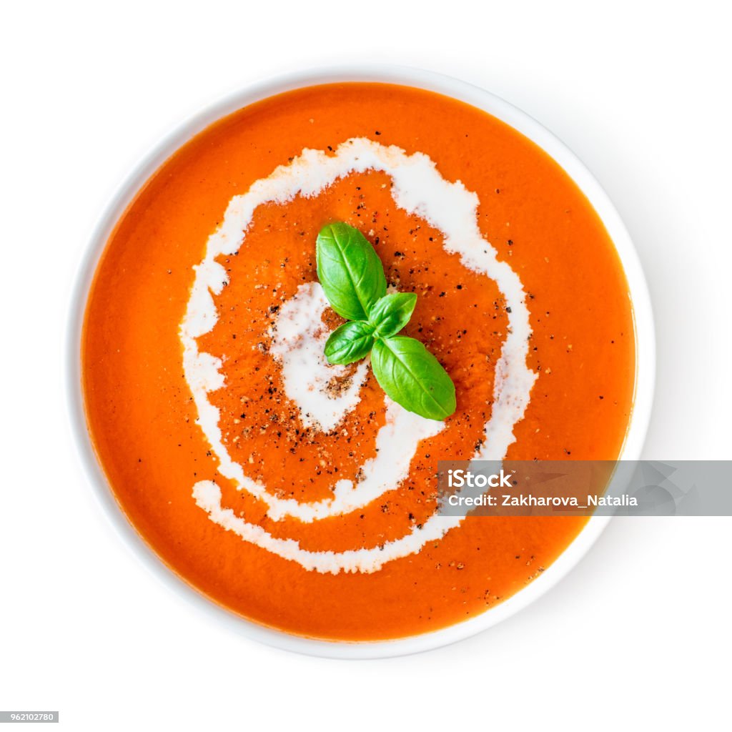 Sopa de tomate en un recipiente blanco aislado sobre fondo blanco. Vista superior. Copia espacio. Sopa de gazpacho frío tradicional. Cocina española "n - Foto de stock de Sopa libre de derechos