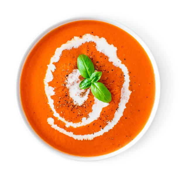 zuppa di pomodoro in una ciotola bianca isolata su sfondo bianco. vista dall'alto. copiare lo spazio. zuppa gazpacho fredda tradizionale. cusine spagnola - antipasto appetizer basil bread foto e immagini stock