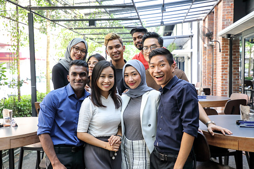 Familia asiática joven mujer grupo retrato colega estudiante amigo photo