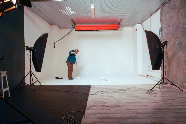 istock Man paints floor in white color 962106782