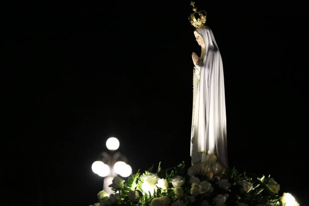 la statue de marie lors de la procession de nuit dans le sanctuaire de notre-dame de fátima, portugal. - our lady photos et images de collection