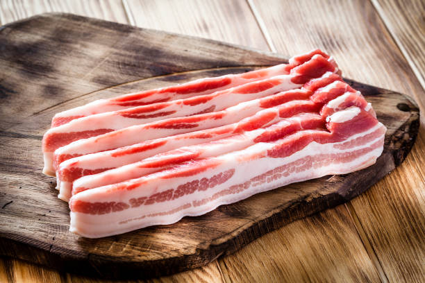 scheiben pancetta - raw bacon stock-fotos und bilder