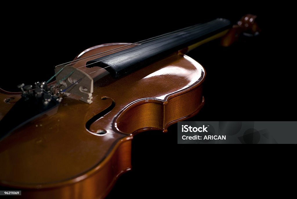 Violino su nero - Foto stock royalty-free di Orchestra