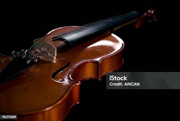 Violino Su Nero - Fotografie stock e altre immagini di Orchestra - Orchestra, Arte, Artigianato