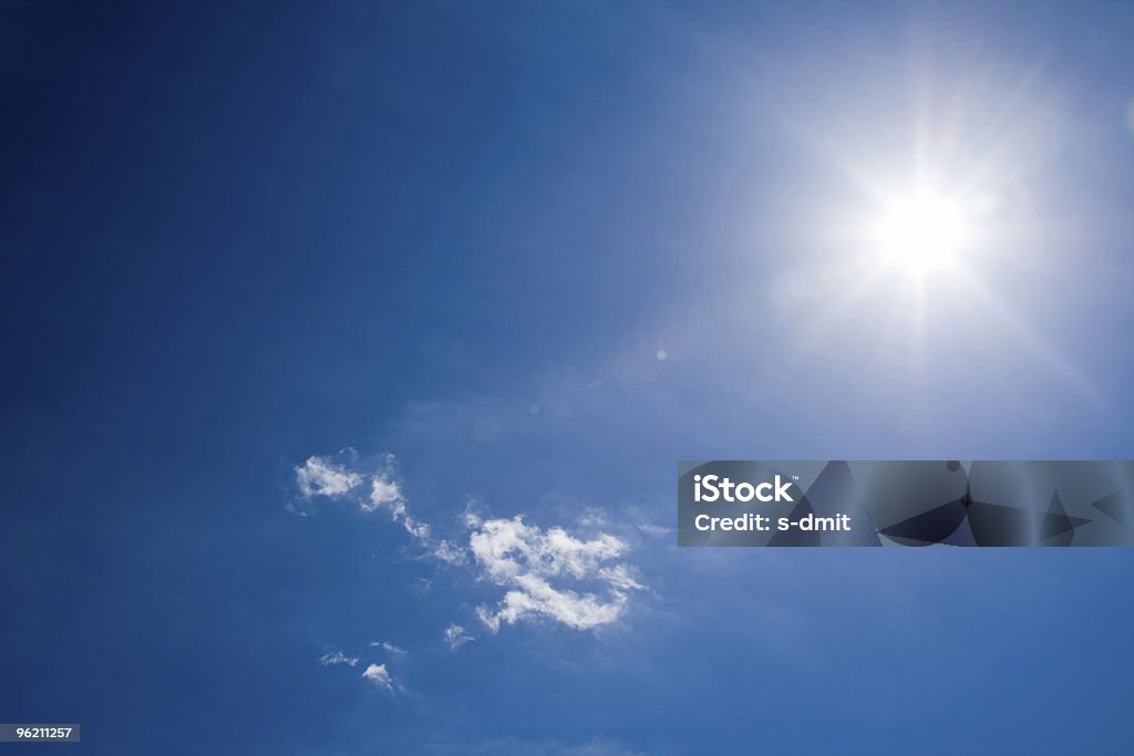 太陽でブルースカイ - まぶしいのロイヤリティフリーストックフォト